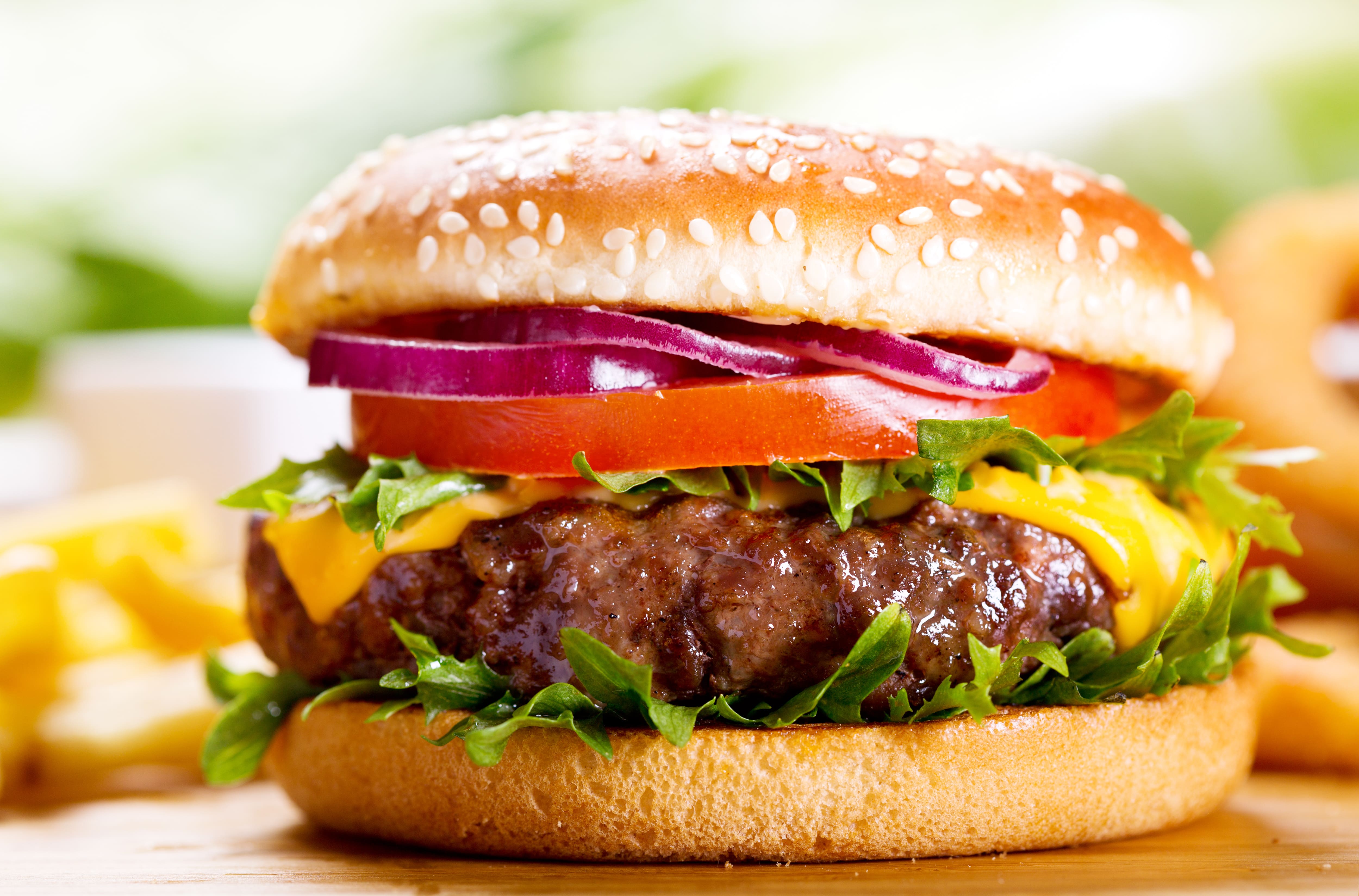 Saison du BBQ: les hamburgers coûtent moins cher au Québec qu’ailleurs au pays