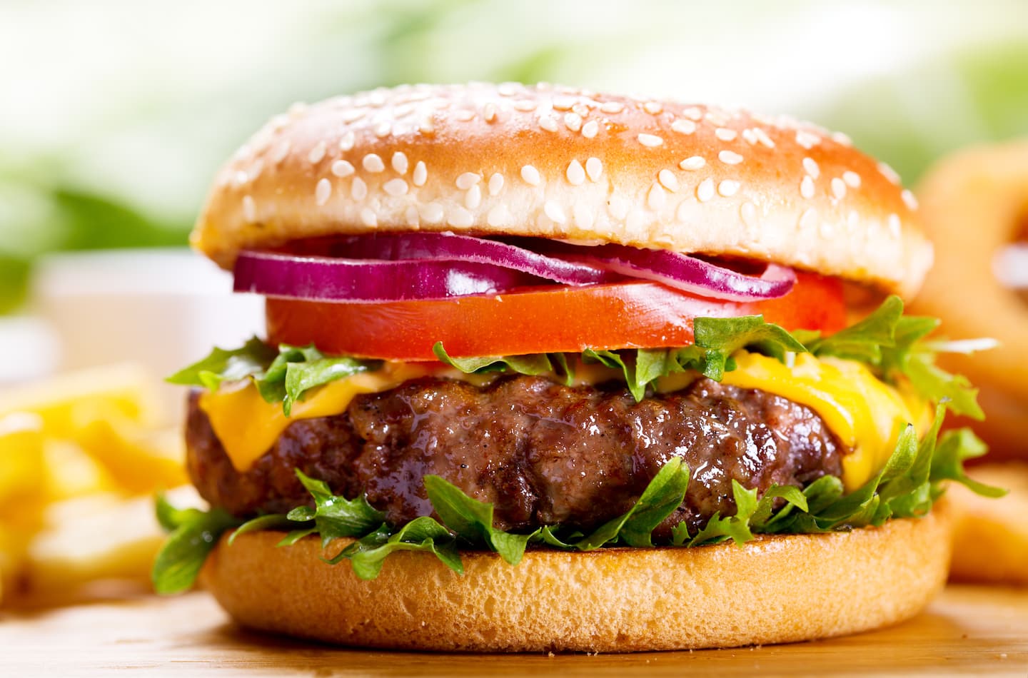 Saison du BBQ: les hamburgers coûtent moins cher au Québec qu’ailleurs au pays