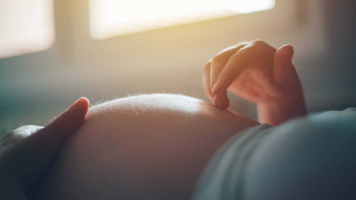 Une femme accouche d’un bébé avec deux visages, deux bras et deux jambes