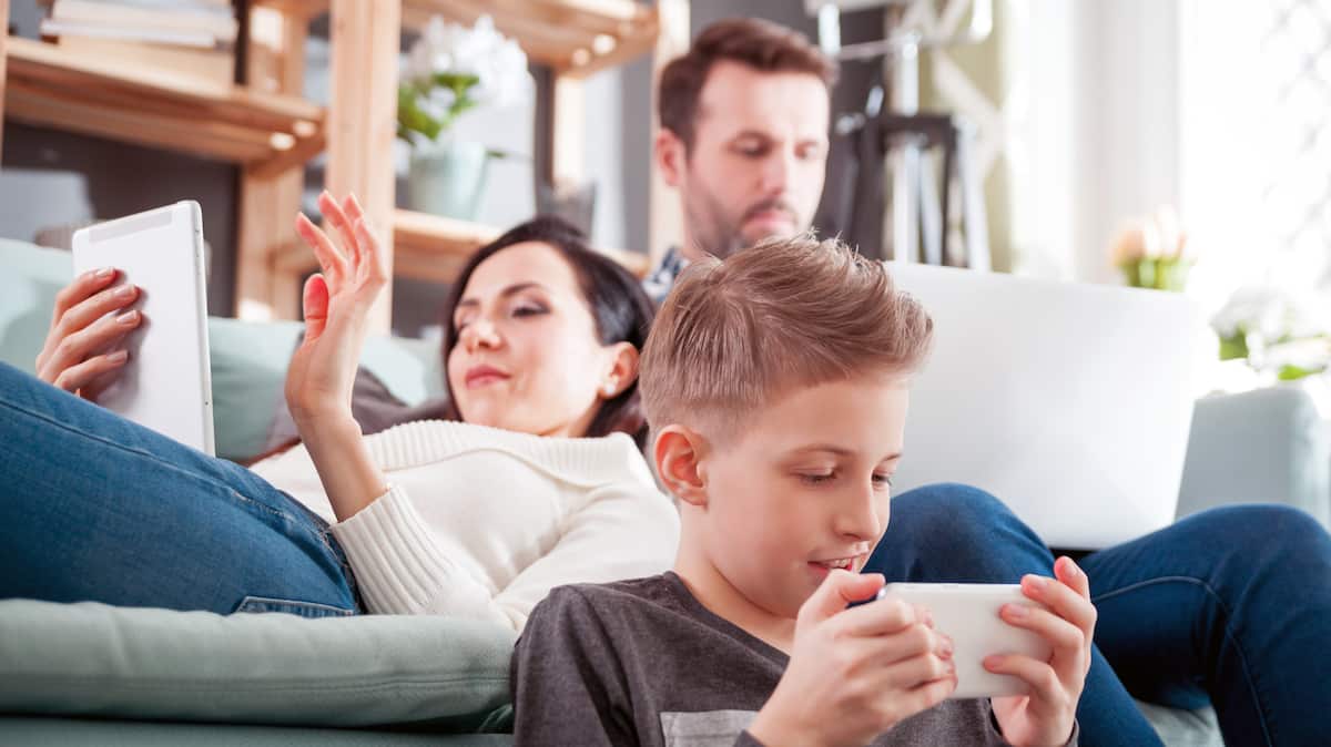 Les Canadiens passent plus de 22 ans de leur vie en ligne