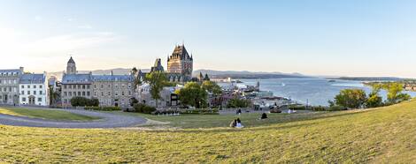 Castillo de Frontenac en el casco antiguo de la ciudad de Quebec en la hermosa luz del amanecer Castillo de Frontenac en el casco antiguo de la ciudad de Quebec en la hermosa luz del amanecer