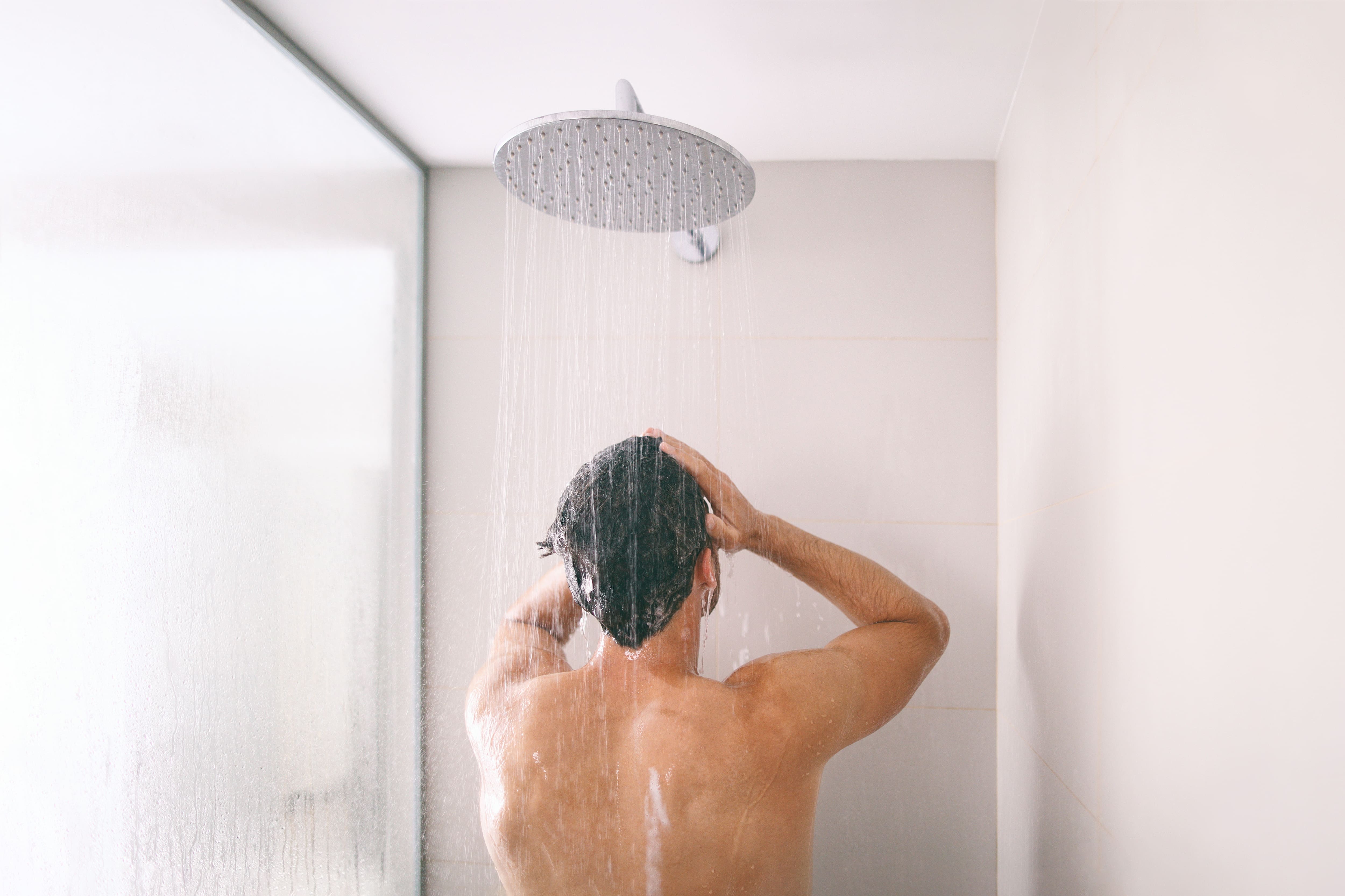 «Phéromone maxxing»: la nouvelle tendance virale qui pousse les jeunes hommes à abandonner la douche et le déodorant pour séduire les femmes