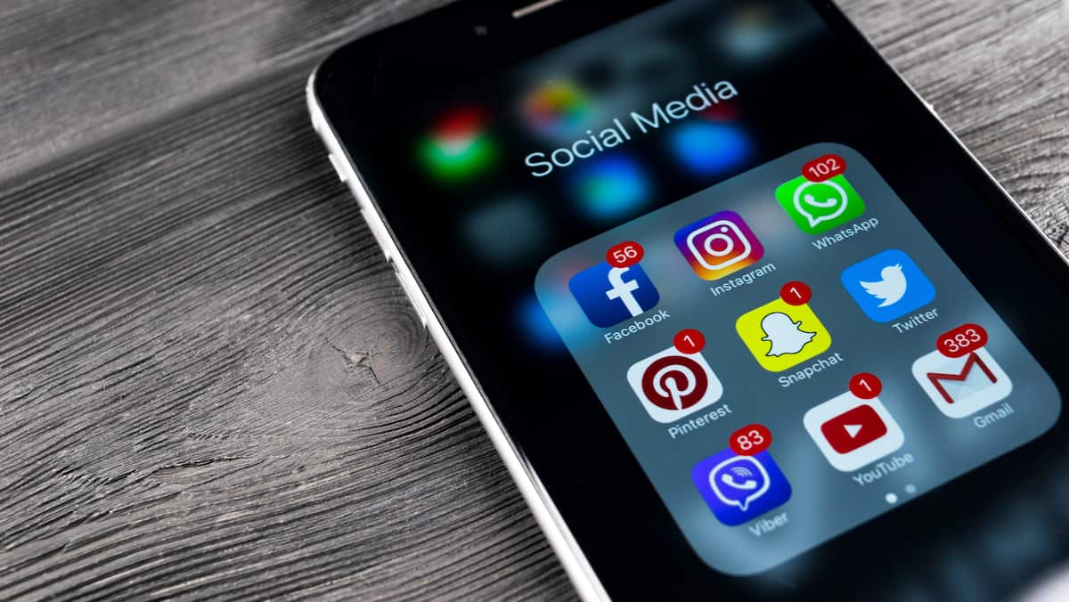 Les Québécois accros aux réseaux sociaux: près d'une heure de plus par jour qu'il y a un an