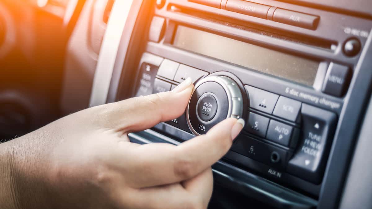 Coincés sur la même station de radio depuis deux semaines