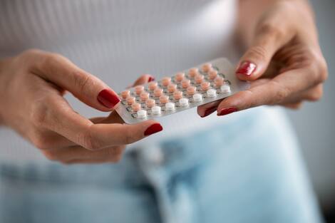 Femme tenant une pilule contraceptive. Concept de méthodes de contraception. Femme tenant une pilule contraceptive. Concept de méthodes de contraception.