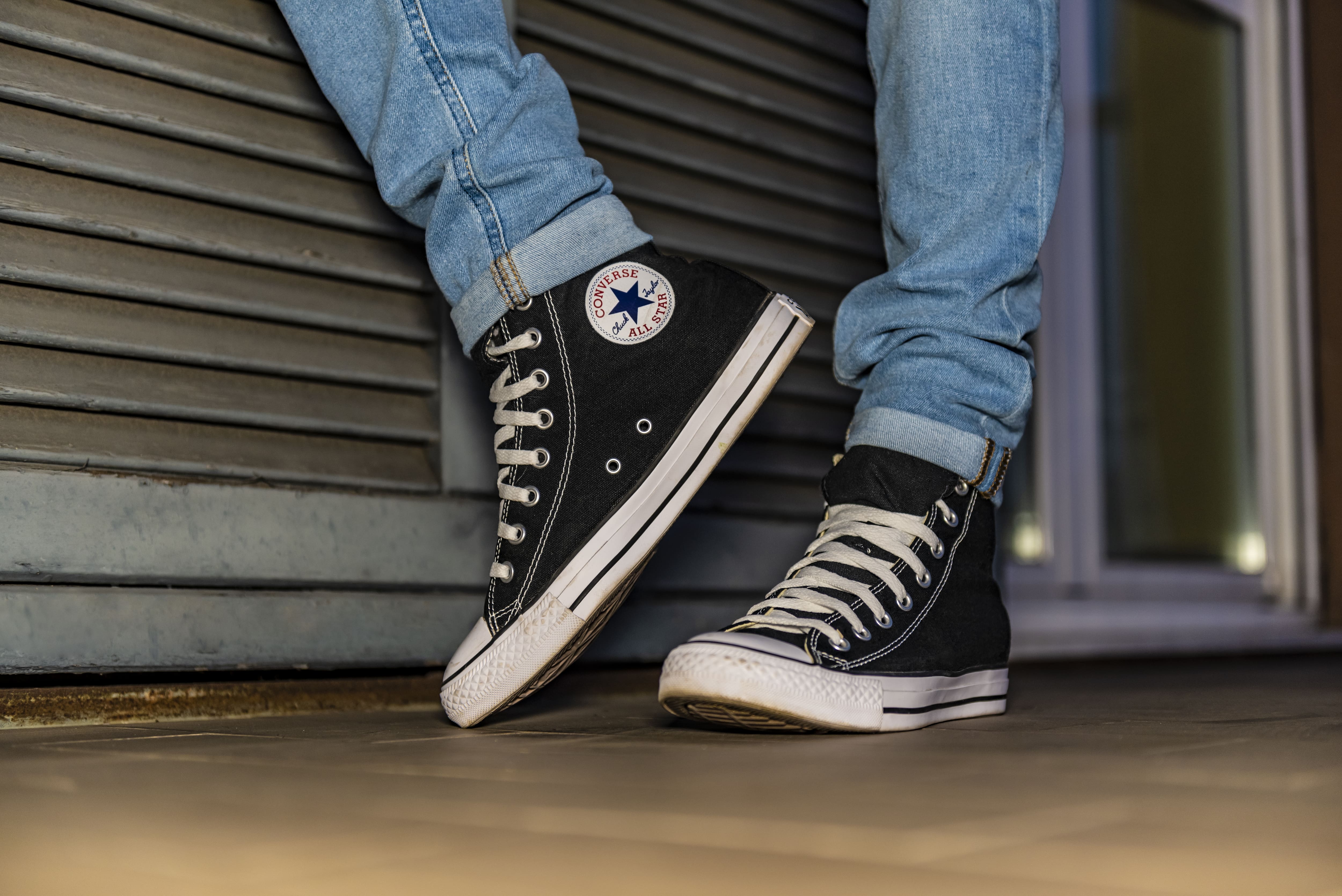 Converse retire une publicité accusée de références à l'imagerie du Ku Klux Klan