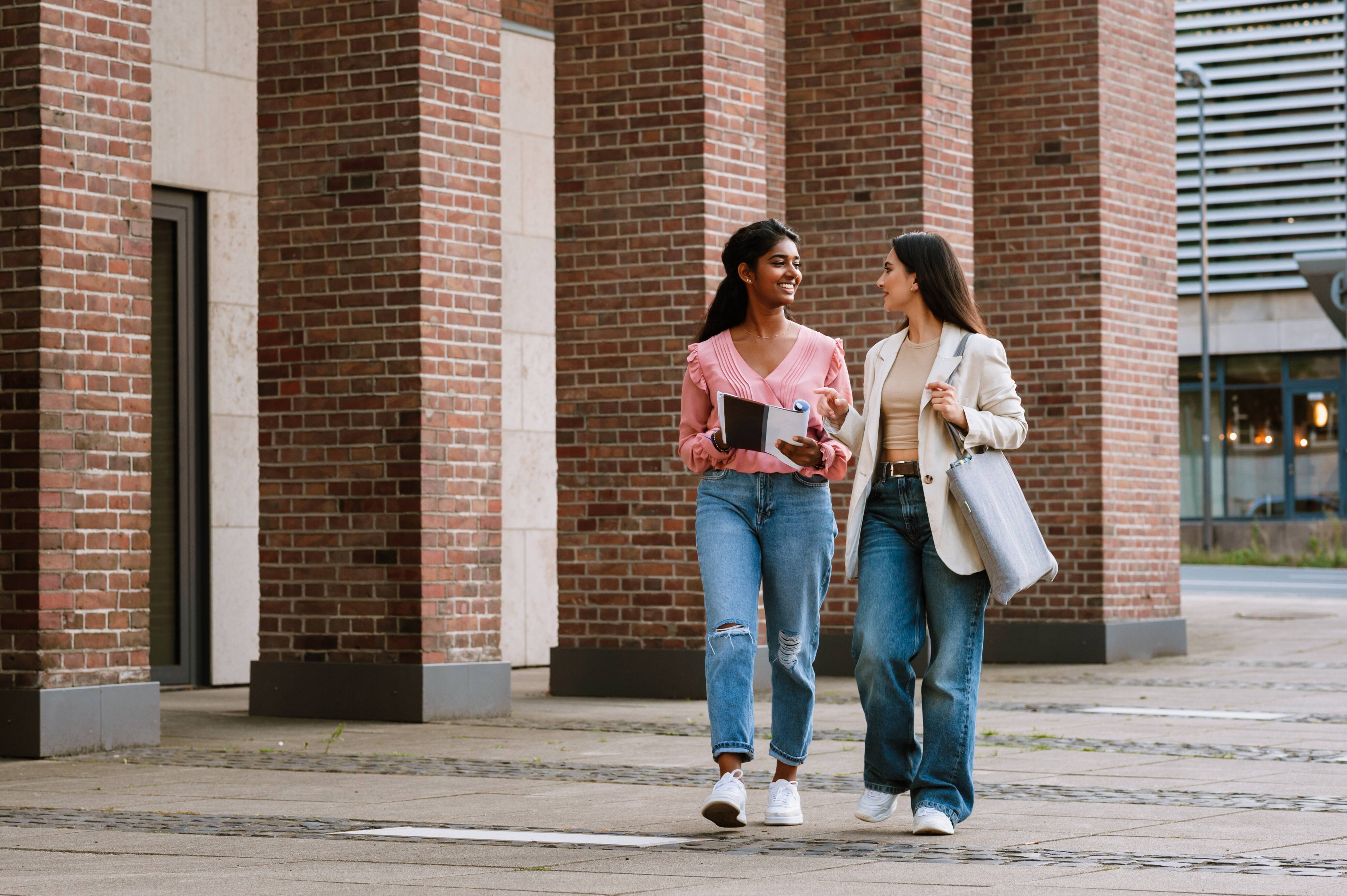 Faire sa marche quotidienne accompagnée ralentit le rythme