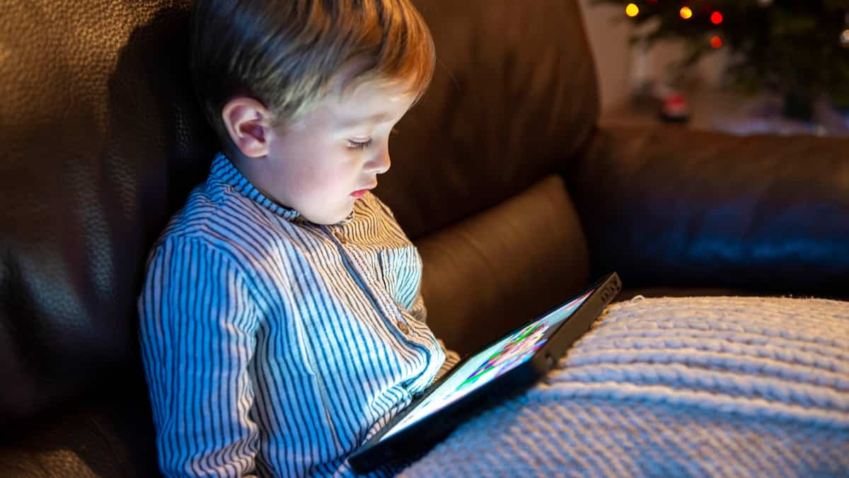 Aucun écran avant 2 ans: le Royaume-Uni publie ses recommandations officielles pour les jeunes enfants