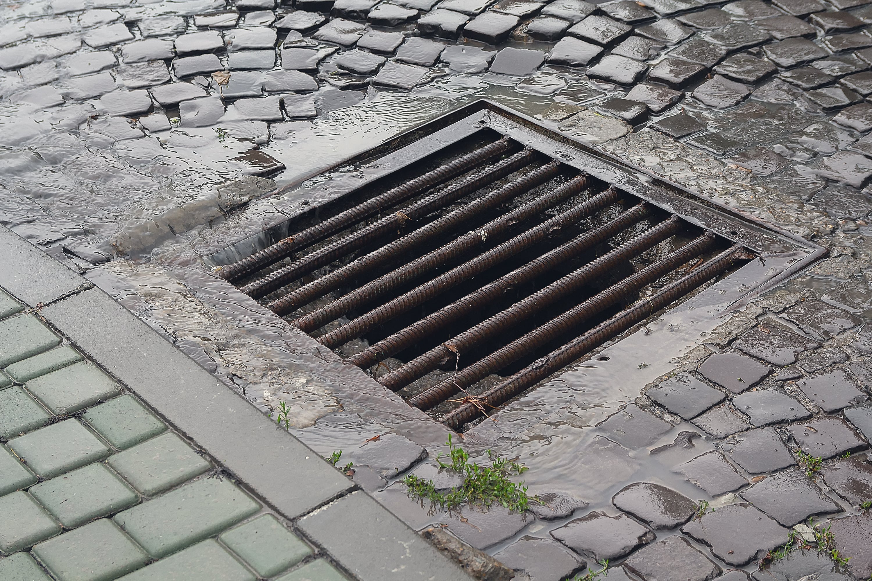 A septuagenarian dies while searching for his keys in a manhole in France