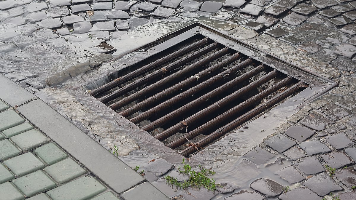 A septuagenarian dies while searching for his keys in a manhole in France A septuagenarian dies while searching for his keys in a manhole in France