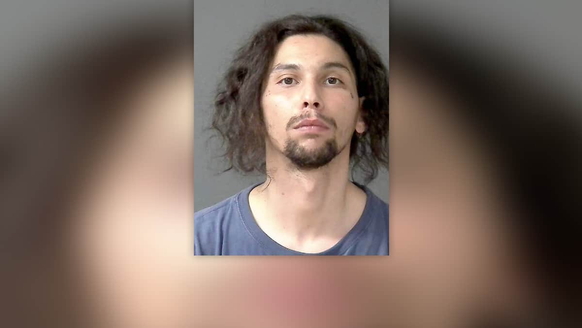 Poignardé à mort pour une chaîne en or: un délinquant qui n’a rien compris sera tout de même libéré d’office