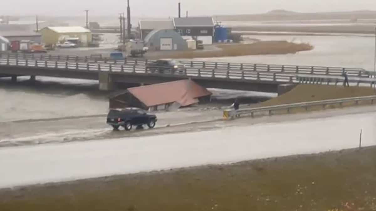 on video |  Homes swept, waves 3 meters high, floods: Alaska is hit by a rare storm of strength on video |  Homes swept, waves 3 meters high, floods: Alaska is hit by a rare storm of strength