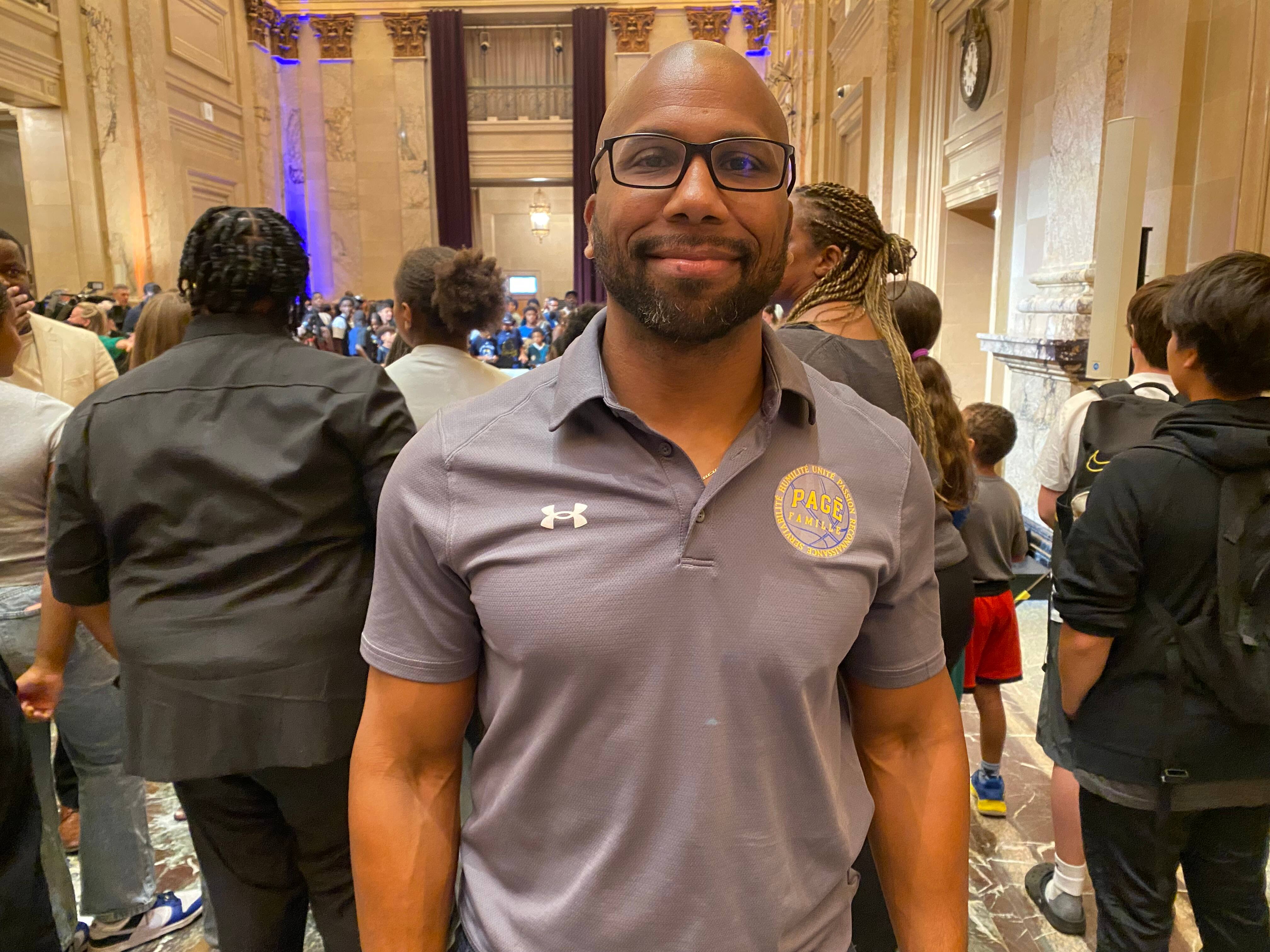 佩里長老的盧西安·佩格高中（Lucian Peg High School）的體育老師和籃球計劃的主任也於2025年8月20日星期三在蒙特利爾市政廳出席，通過Luxites Dort簽署了金皮書。