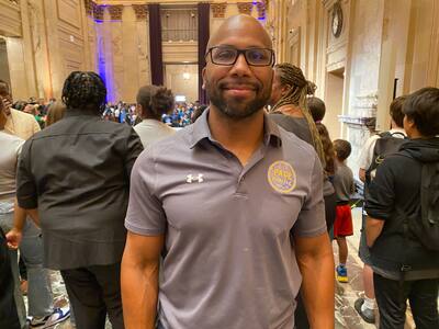 佩里長老的盧西安·佩格高中(Lucian Peg High School)的體育老師和籃球計劃的主任也於2025年8月20日星期三在蒙特利爾市政廳出席,通過Luxites Dort簽署了金皮書。