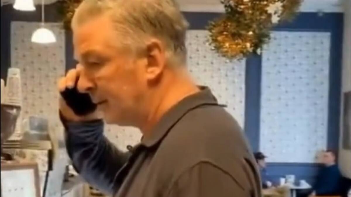 EN VIDÉO | Alec Baldwin violemment accosté par une militante anti-israélienne