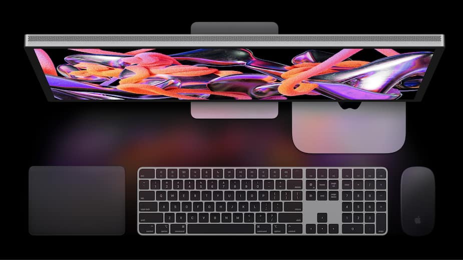 L'ordinateur Mac mini M2 sous l'écran à droite