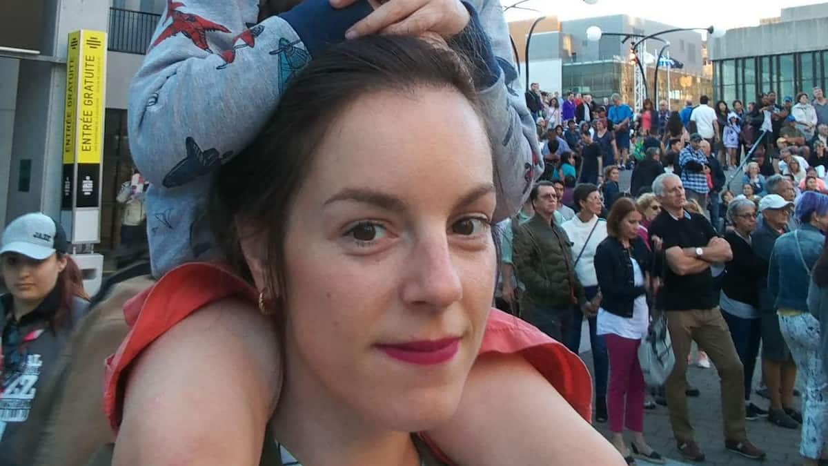 Maman solo: elle a épargné 17 000$ en 2023 avec un salaire de 65 000$