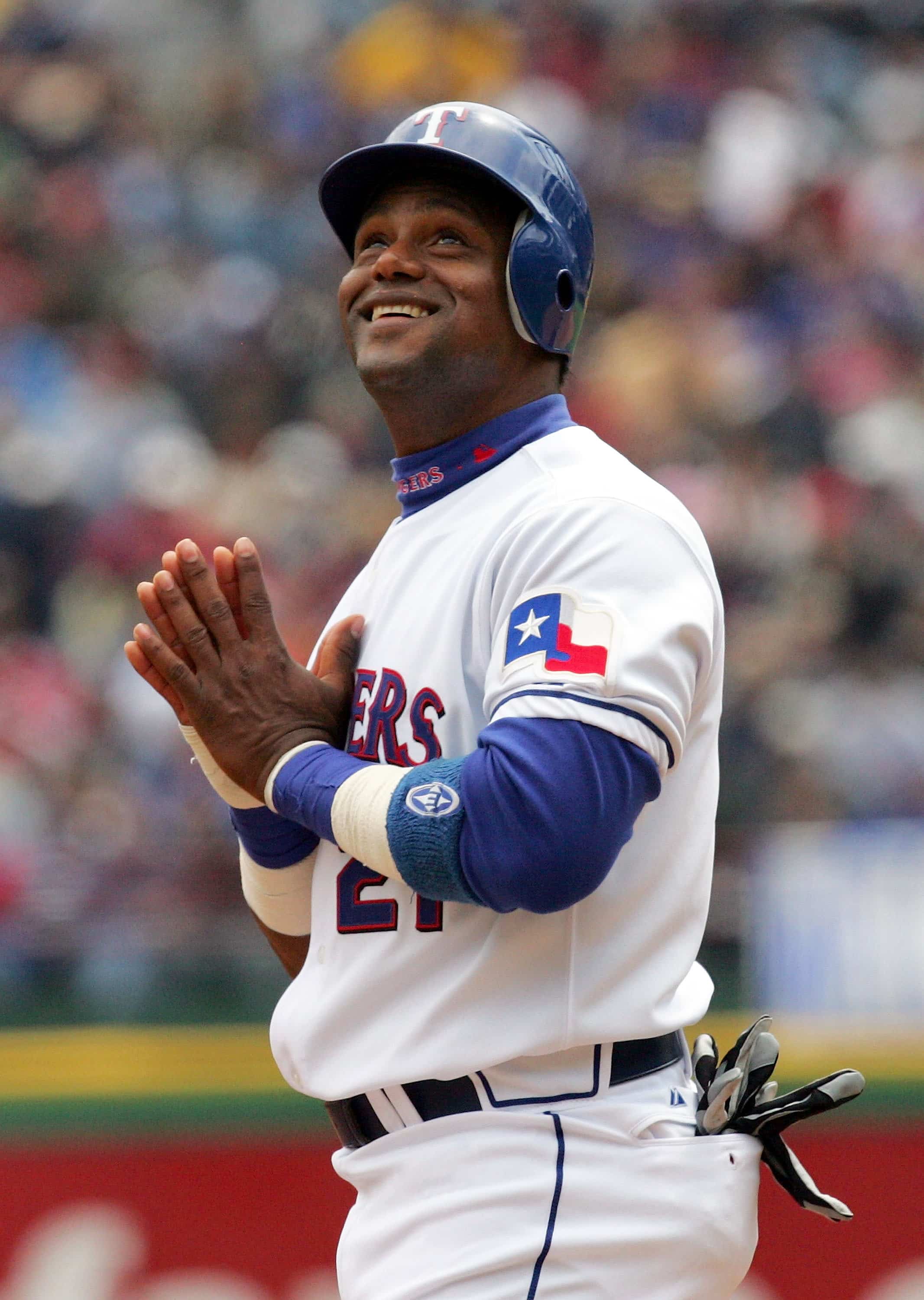 Sosa, jogador lendário do beisebol, apareceu em uma festa com Epstein e Trump no meio dos anos 2000.