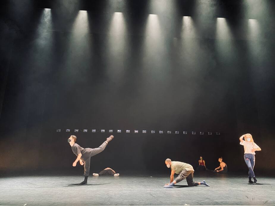 Les 12 danseurs des Ballets de Montréal se pratiquent masqués sur la scène du Théâtre Maisonneuve de la Place des Arts en vue de la captation de la nouvelle œuvre Approximately Close - Quand le passé n’est presque plus