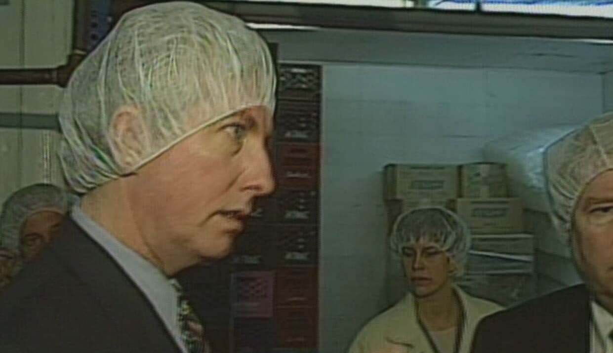 Gilles Duceppe avec son bonnet blanc lors de la campagne électorale fédérale de 1997.