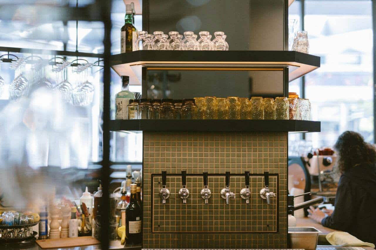 Une buvette où s’installer du café au «5 à tard» ouvre sur la Plaza