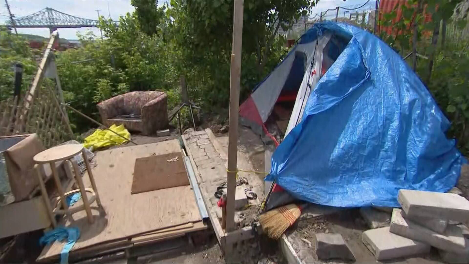 Un campement de personnes sans-abri d&eacute;mantel&eacute; &agrave; Montr&eacute;al