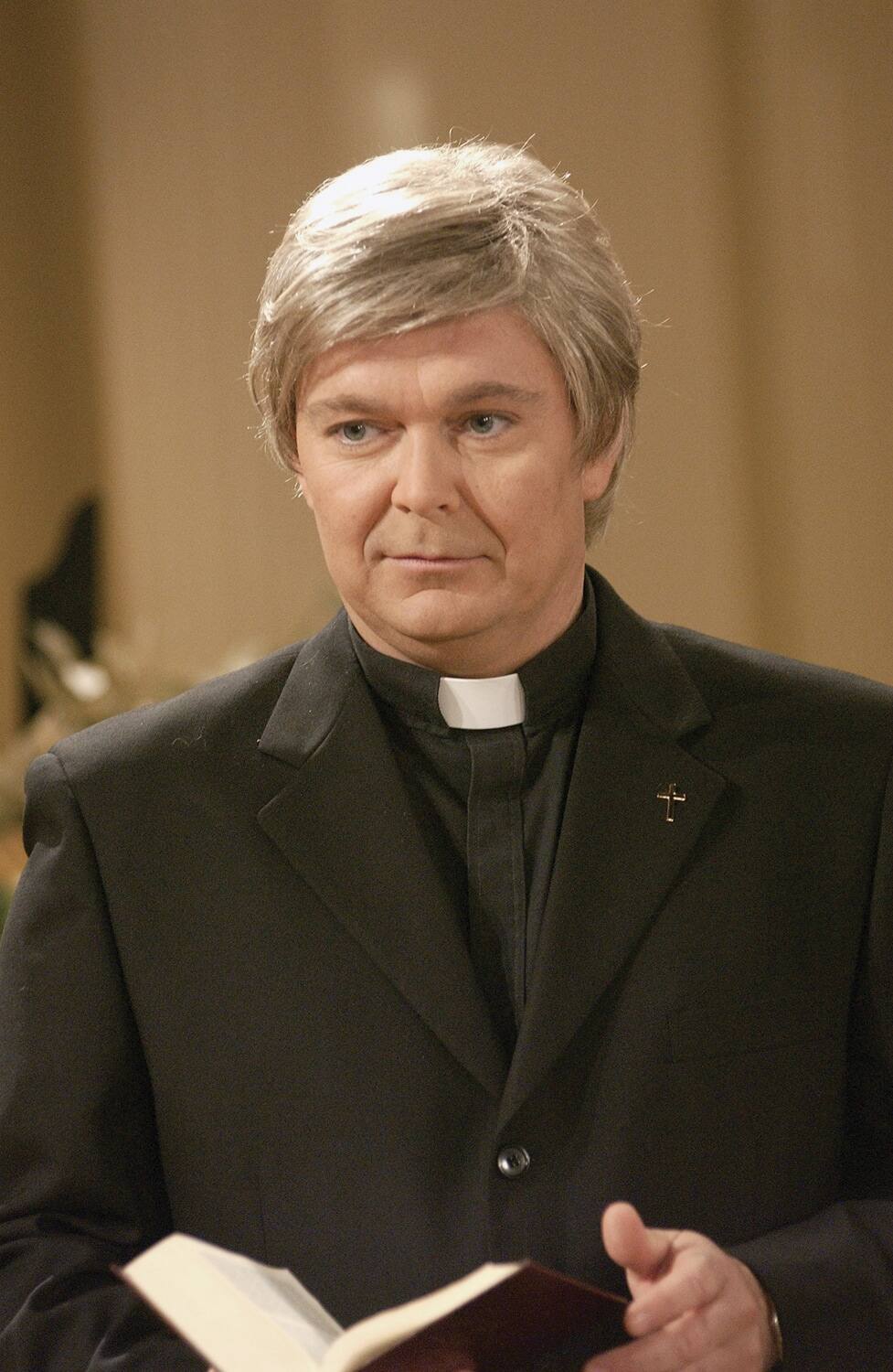 À ses débuts à la télé, il a joué le révérend McDougle, en 2005, dans Le cœur a ses raisons.