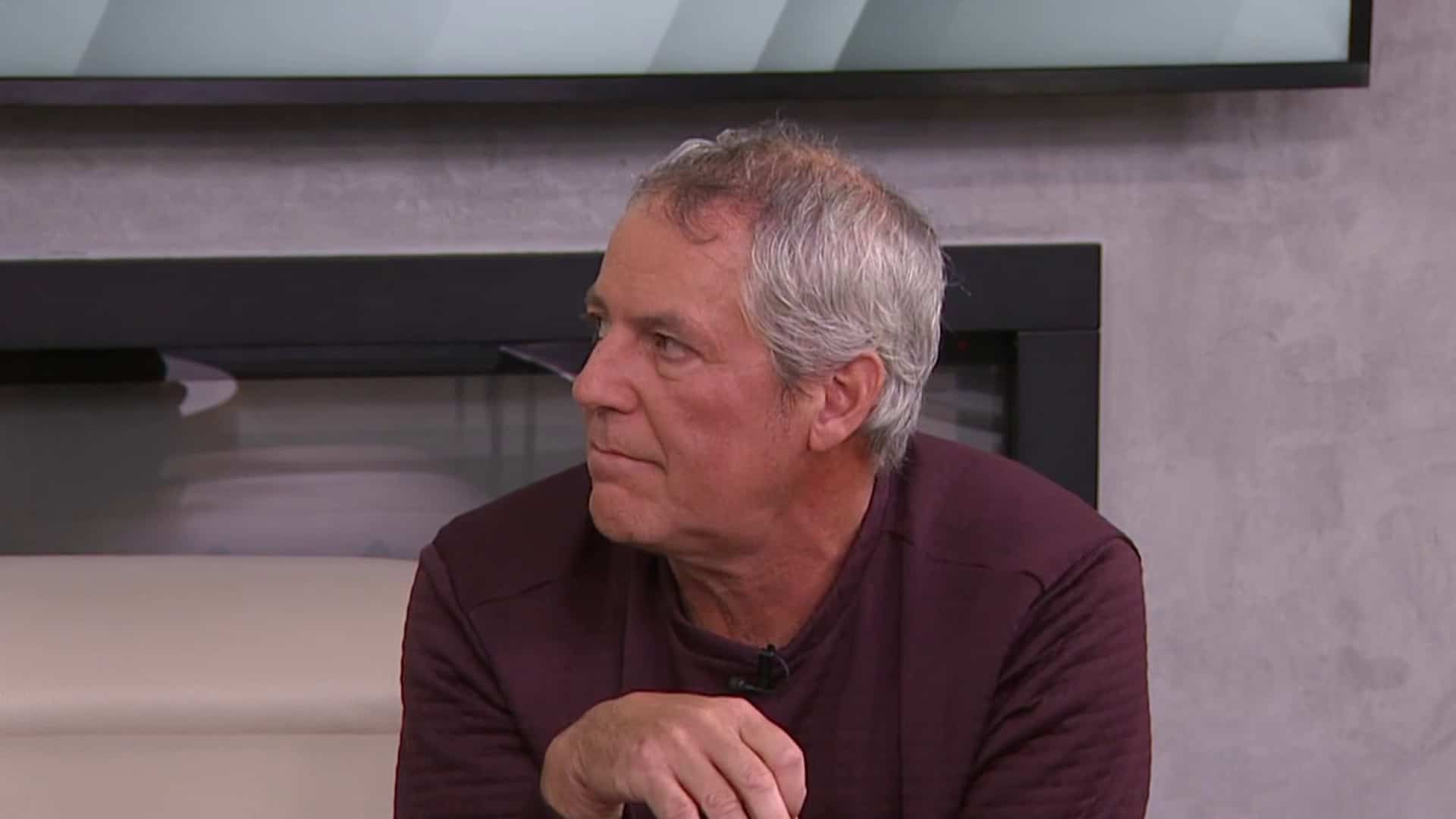 Bûches et lignes sur le trottoir 