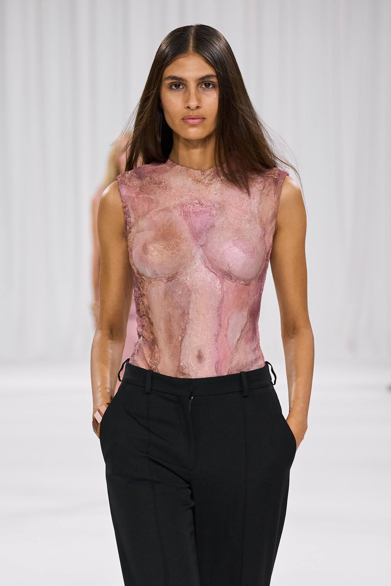 L'obsession mode du moment: les seins assumés