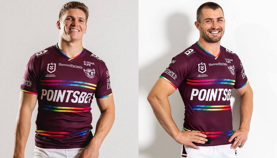 Deux joueurs des Manly Warringah Sea Eagles habillés du maillot inclusif LGBTQ+ de leur équipe.