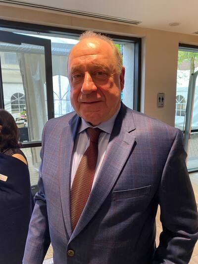 El ex portero canadiense Carey Price posa con el joven partidario de Keanu McArdle este domingo 25 de mayo de 2025 en Montreal, durante el evento anual de celebridades deportivas.