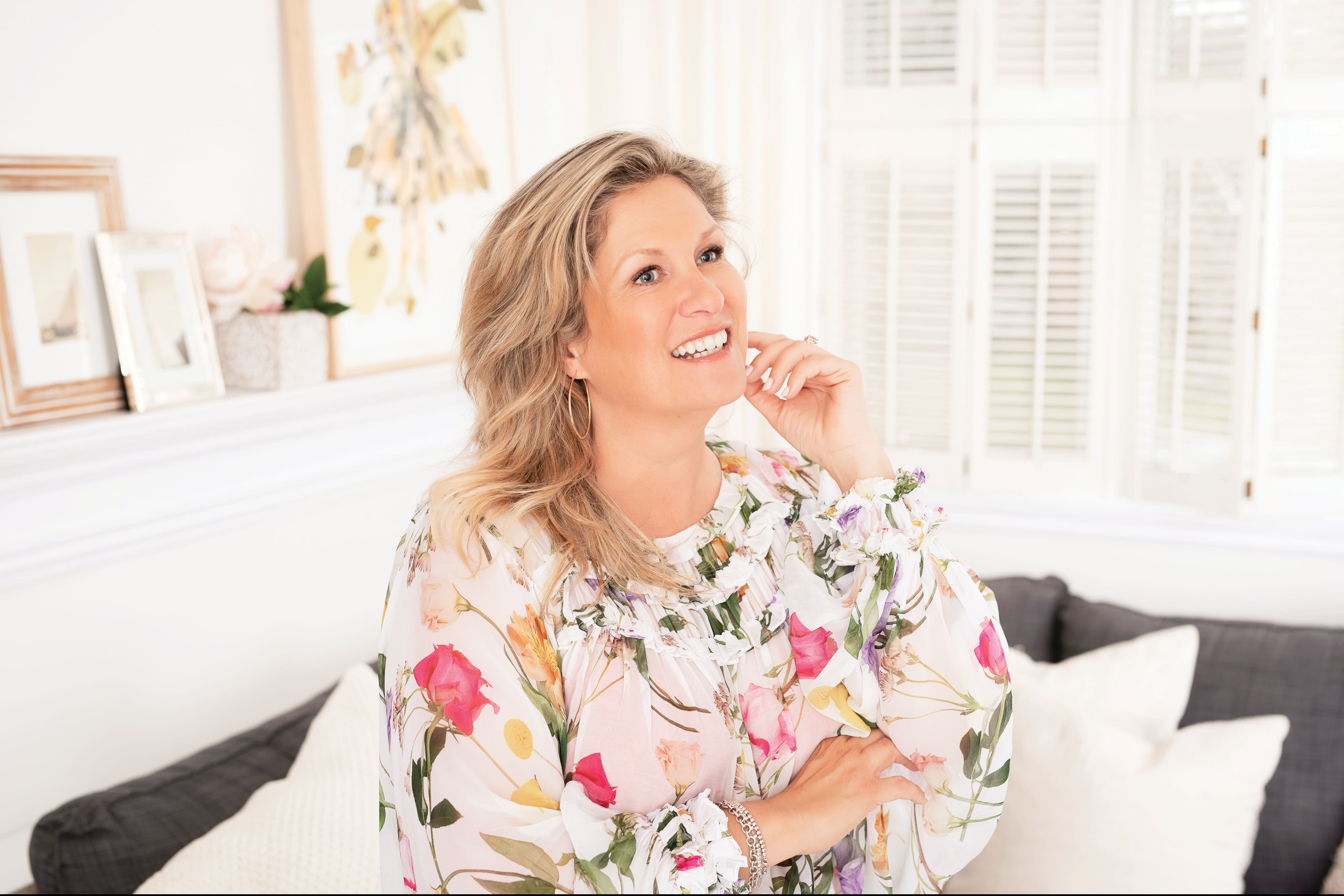 Elle s'ouvre sur son arrivée dans la cinquantaine