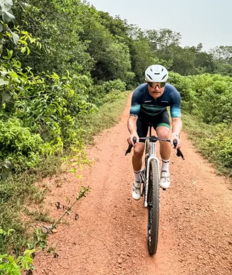 F1: Valtteri Bottas pédale à vélo de la Malaisie à Singapour