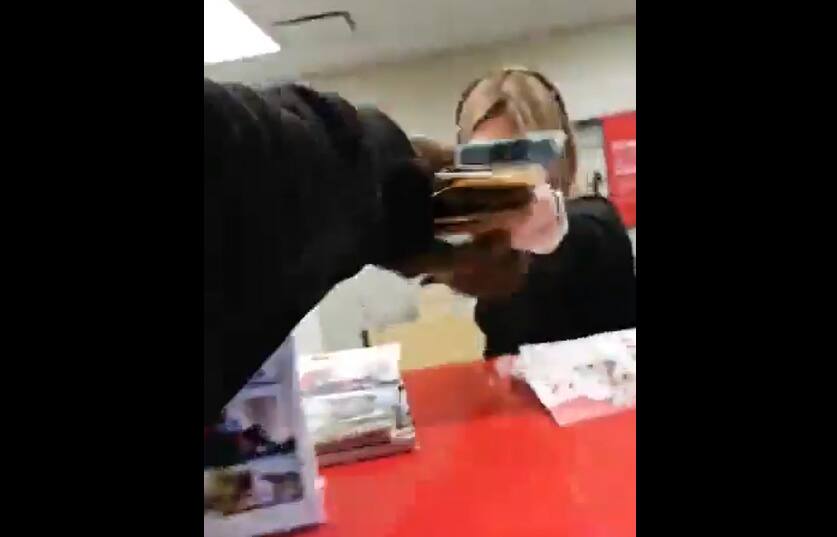 Le braqueur sur Facebook compara&icirc;t