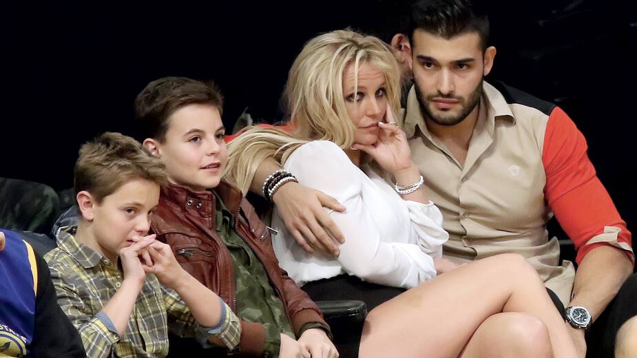 Jayden, en 2018, avec Sean, sa mère et Sam Asghari, le chum de Britney.