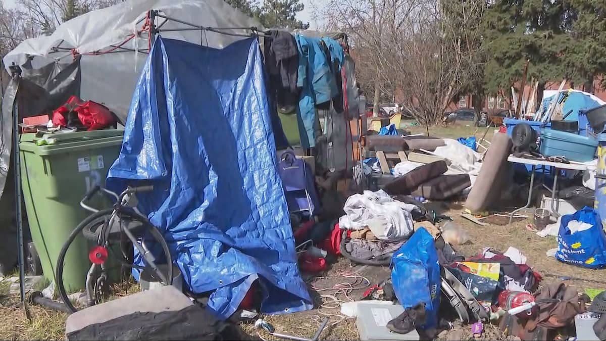 Crise de l’itinérance: les tentes et le fouillis de retour au campement Notre-Dame