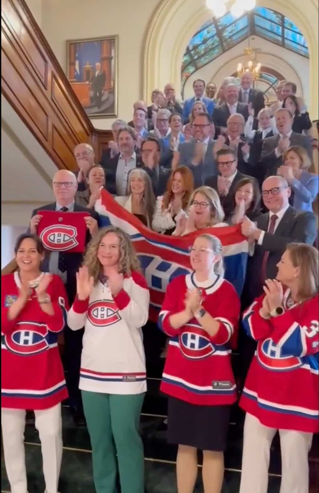 La fièvre des séries s’empare des caquistes: élus et ministres aux couleurs du CH