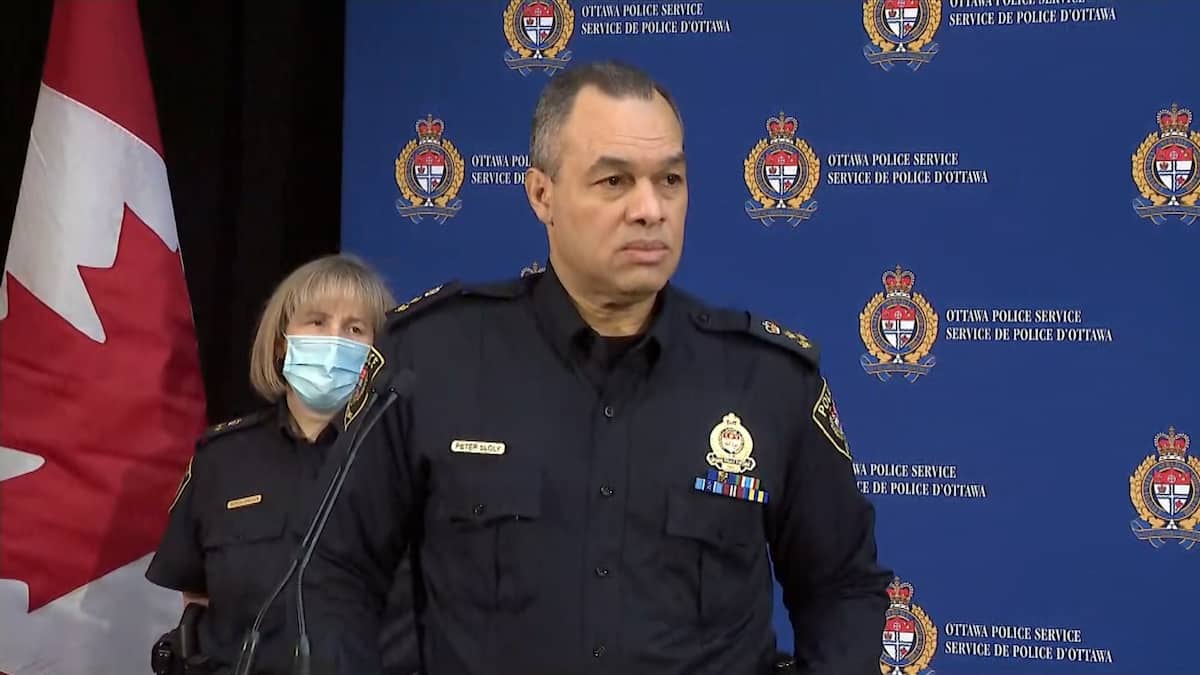 De joueur de soccer à chef de police : qui est Peter Sloly?