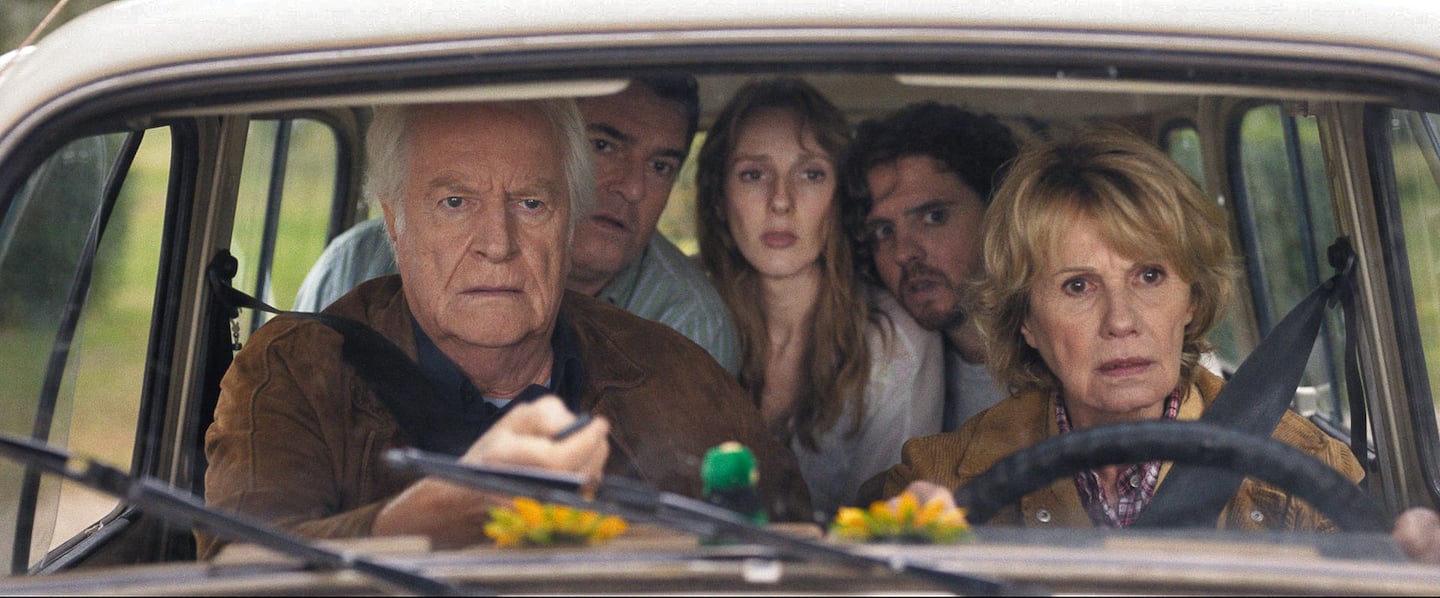L'adaptation cinématographique de la pièce Chers parents conserve son humour caractéristique