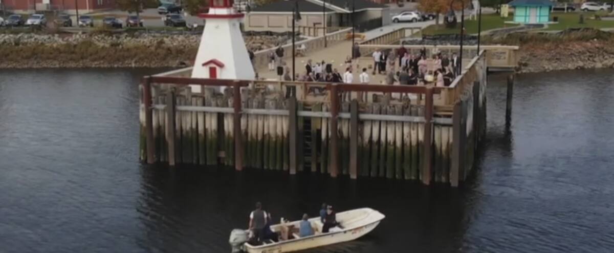 They get married at the Canada-U.S. Border so they can reunite their families 1