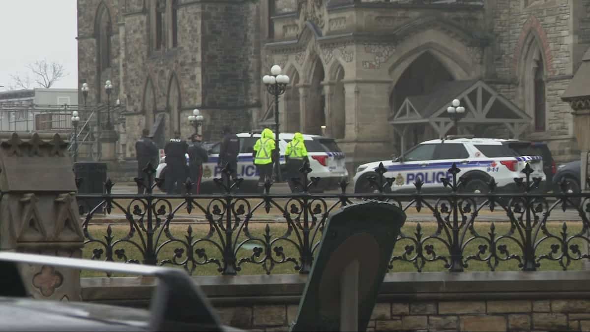Homme barricadé au Parlement: quelle est la marche à suivre pour les policiers?