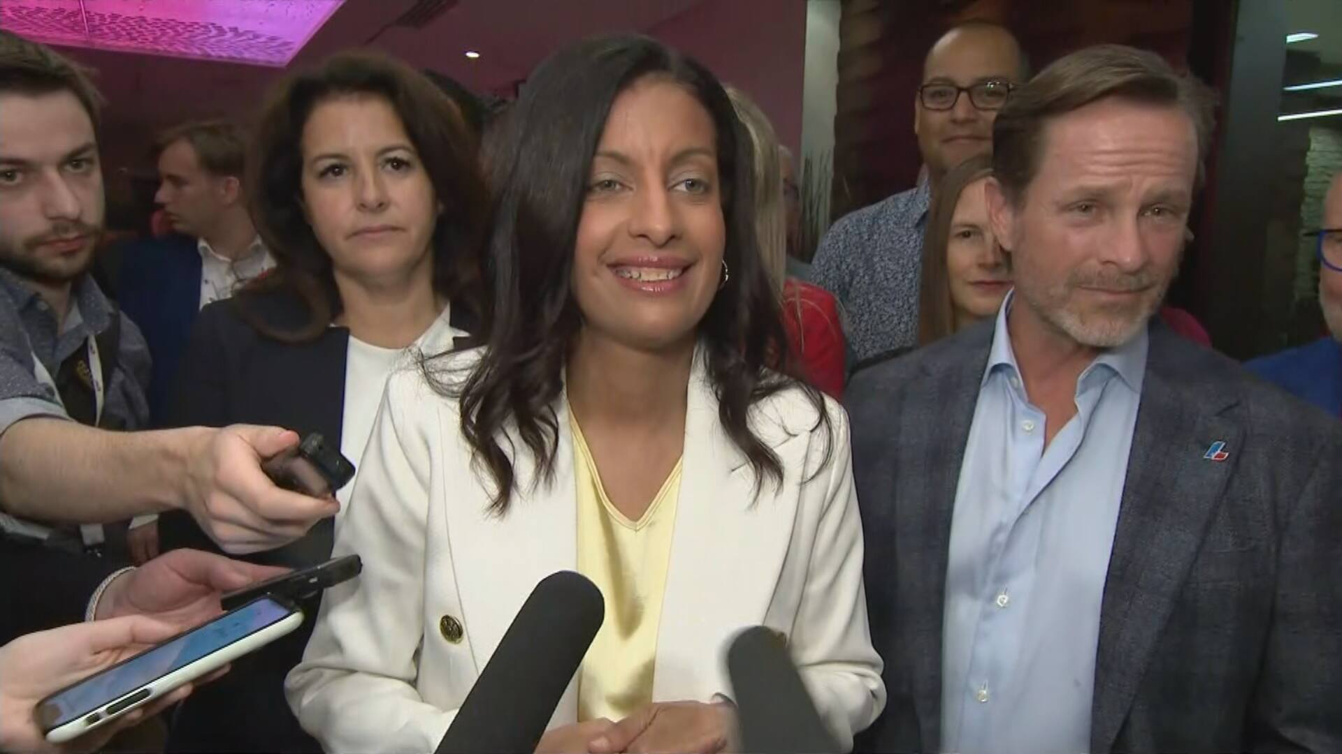 Promesse de baisse d&rsquo;imp&ocirc;ts du PLQ: moins &eacute;lectoraliste que le 500$ de Legault, selon Anglade