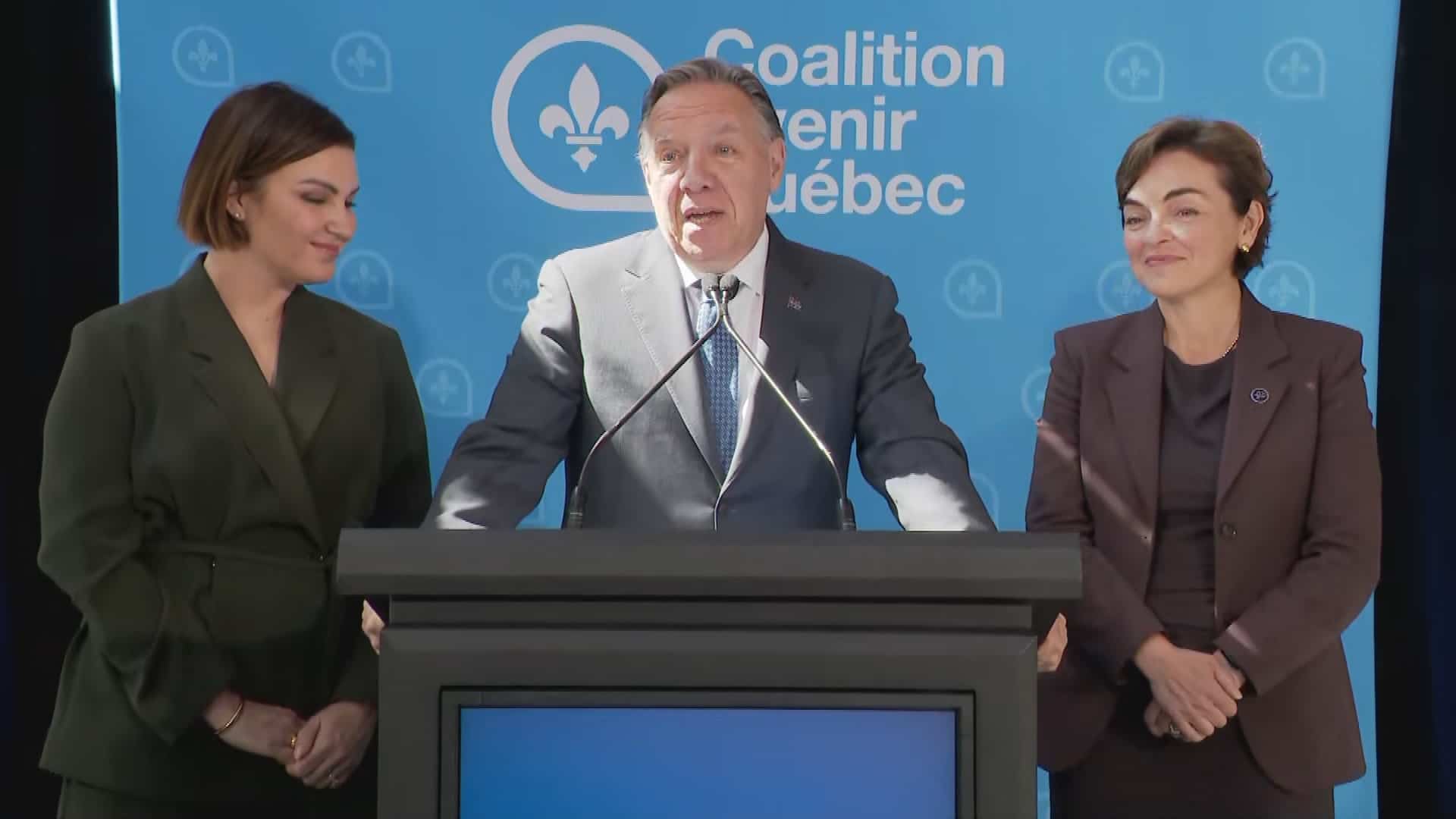 L'ex-premier ministre François Legault est venu défendre son bilan au côté de Christine Fréchette