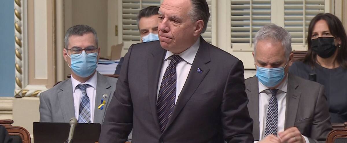 «Il est pas mort, lui?»: une «mauvaise blague» de Legault à Pierre Arcand ne passe pas