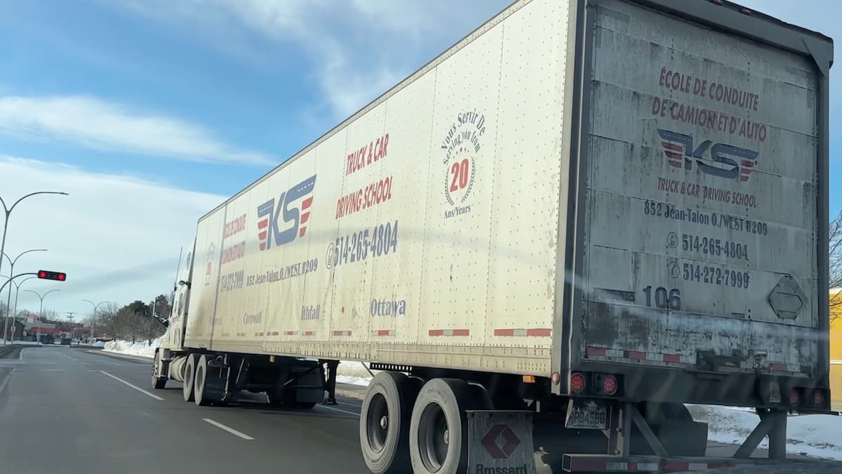 Danger sur les routes: une école de conduite de camionneurs dans la mire des autorités québécoises