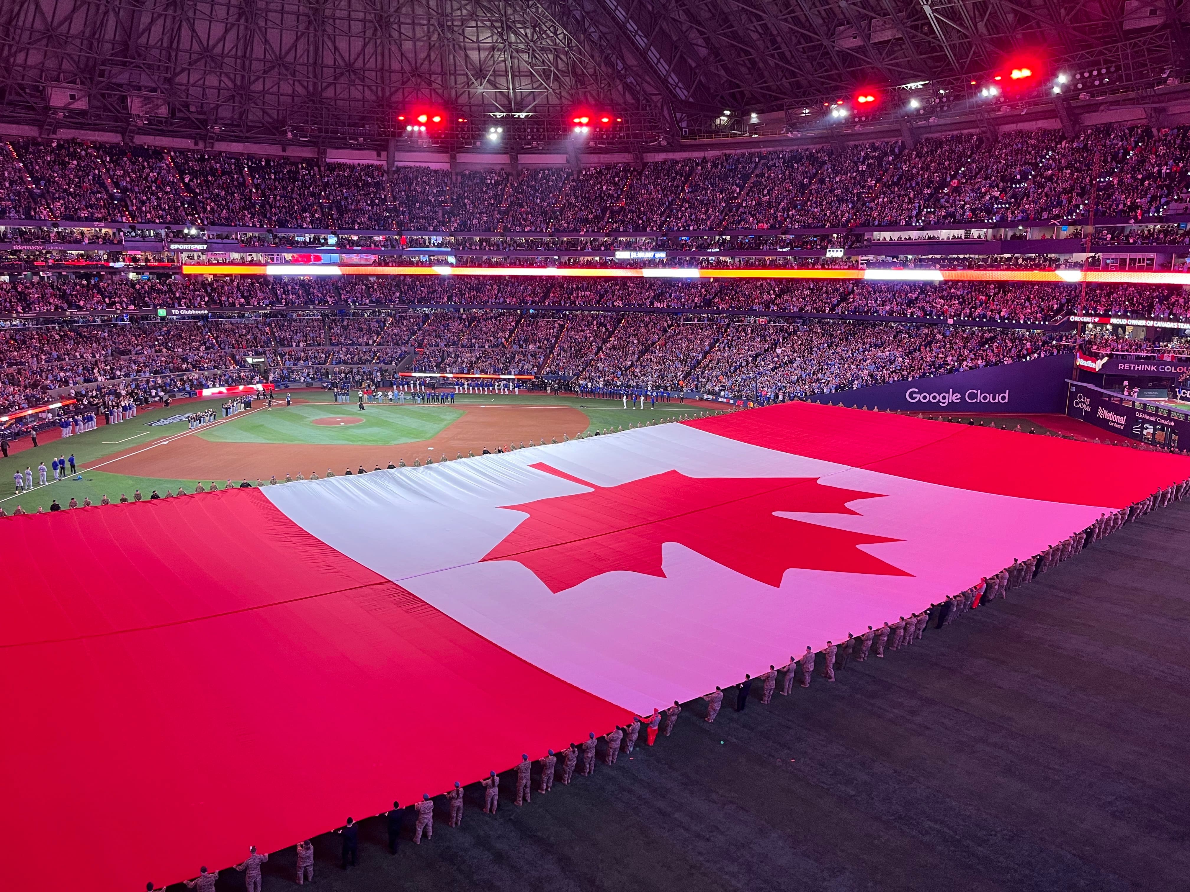 Una enorme bandera canadiense estuvo presente en el campo del Rogers Centre el sábado 25 de octubre de 2025 en Toronto, durante la interpretación del himno nacional canadiense, como parte del Juego 2 de la Serie Mundial entre los Blue Jays y Los Angeles Dodgers.