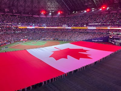 Una enorme bandera canadiense estuvo presente en el campo del Rogers Centre el sábado 25 de octubre de 2025 en Toronto, durante la interpretación del himno nacional canadiense, como parte del Juego 2 de la Serie Mundial entre los Blue Jays y Los Angeles Dodgers.
