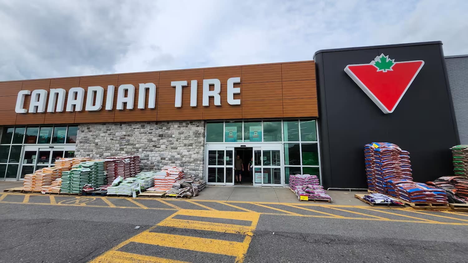 Des clients de Canadian Tire repartent sans leurs pneus d’hiver à cause d’une panne