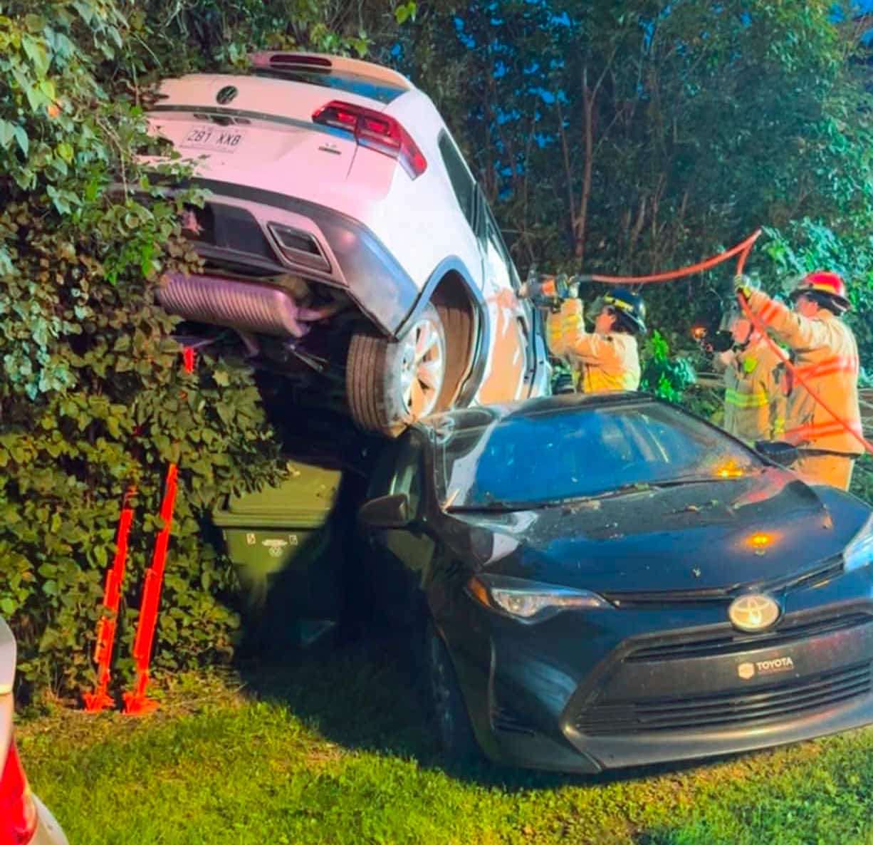 EN IMAGES | Un chauffard ivre termine sa course sur une voiture stationnée à Sherbrooke
