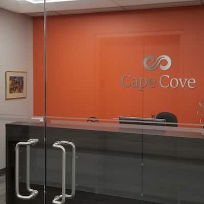 Las oficinas de la firma Cape Cove estaban ubicadas en este edificio del bulevar Henri-Bourassa, en Montreal. Recuadro: asesor financiero Dany Bergeron (arriba) y Robert Audet, ex director ejecutivo de Cape Cove.